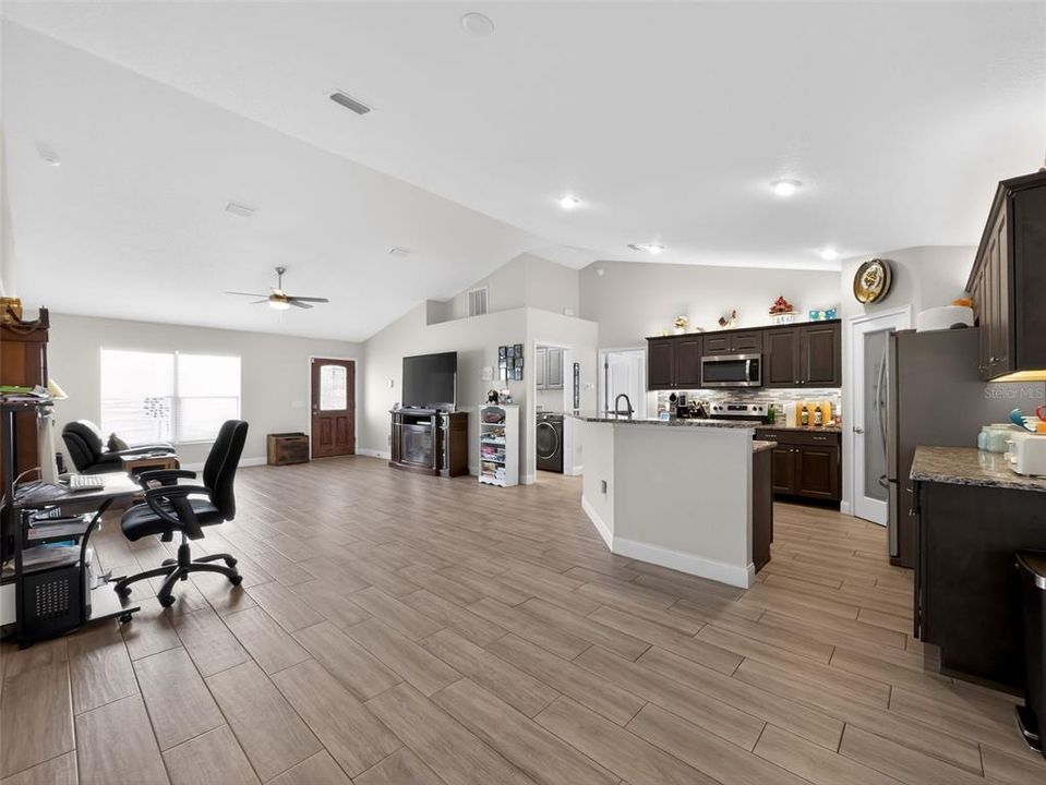 En Venta: $445,000 (4 camas, 3 baños, 1857 Pies cuadrados)