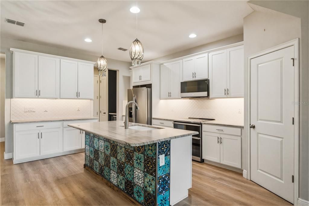 На продажу: $369,000 (3 спален, 2 ванн, 1667 Квадратных фут)