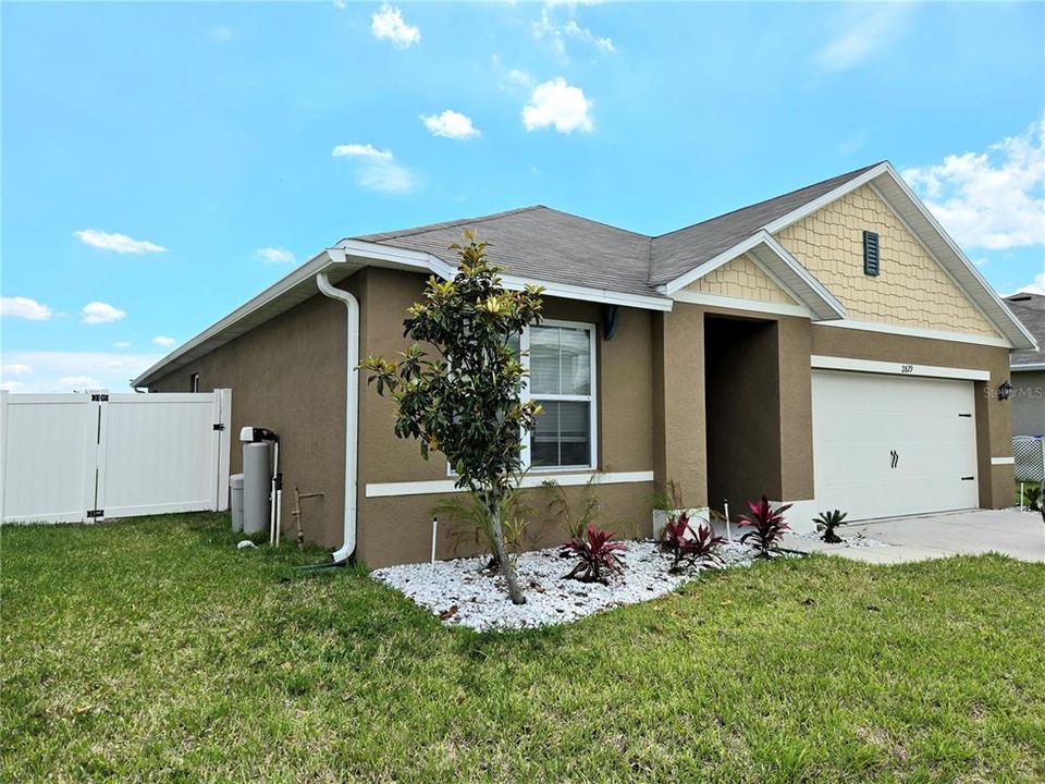 Active With Contract: $314,999 (3 beds, 2 baths, 1711 Square Feet)