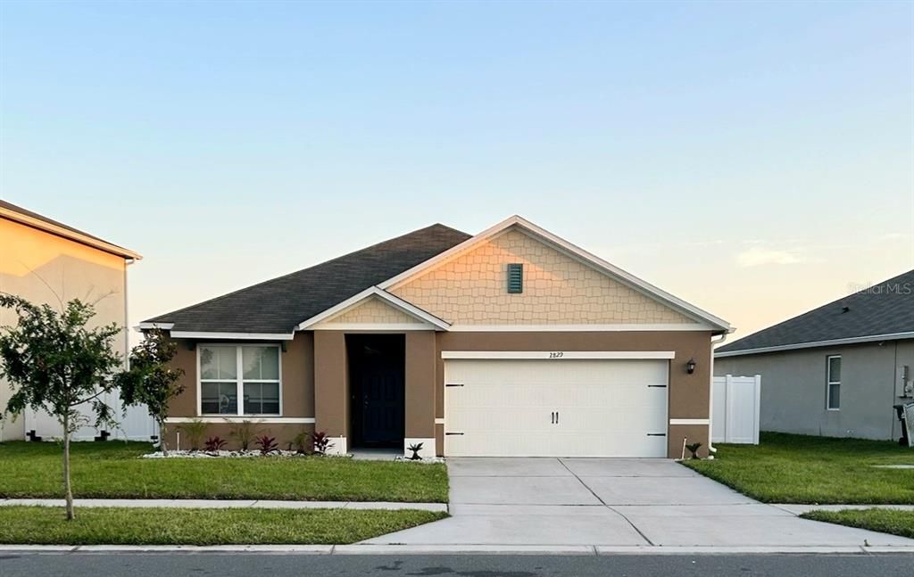 Active With Contract: $314,999 (3 beds, 2 baths, 1711 Square Feet)