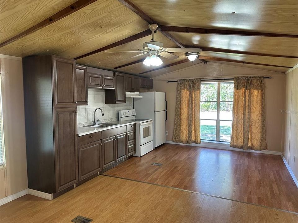 На продажу: $100,000 (2 спален, 1 ванн, 672 Квадратных фут)