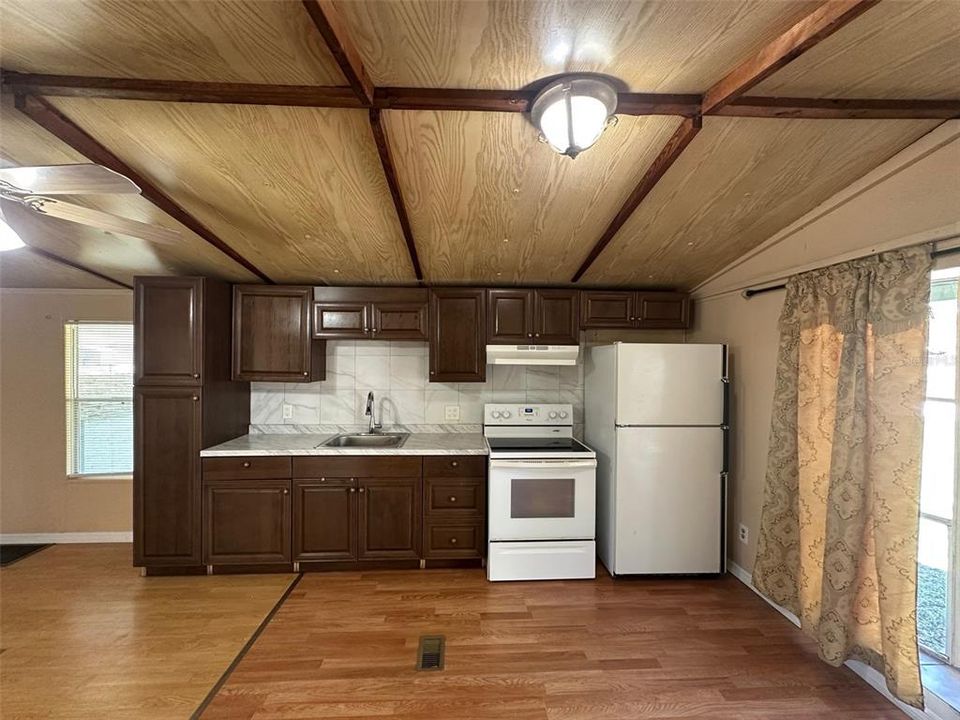 На продажу: $100,000 (2 спален, 1 ванн, 672 Квадратных фут)