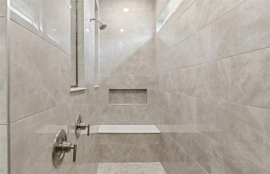 Activo con contrato: $721,800 (5 camas, 4 baños, 4000 Pies cuadrados)