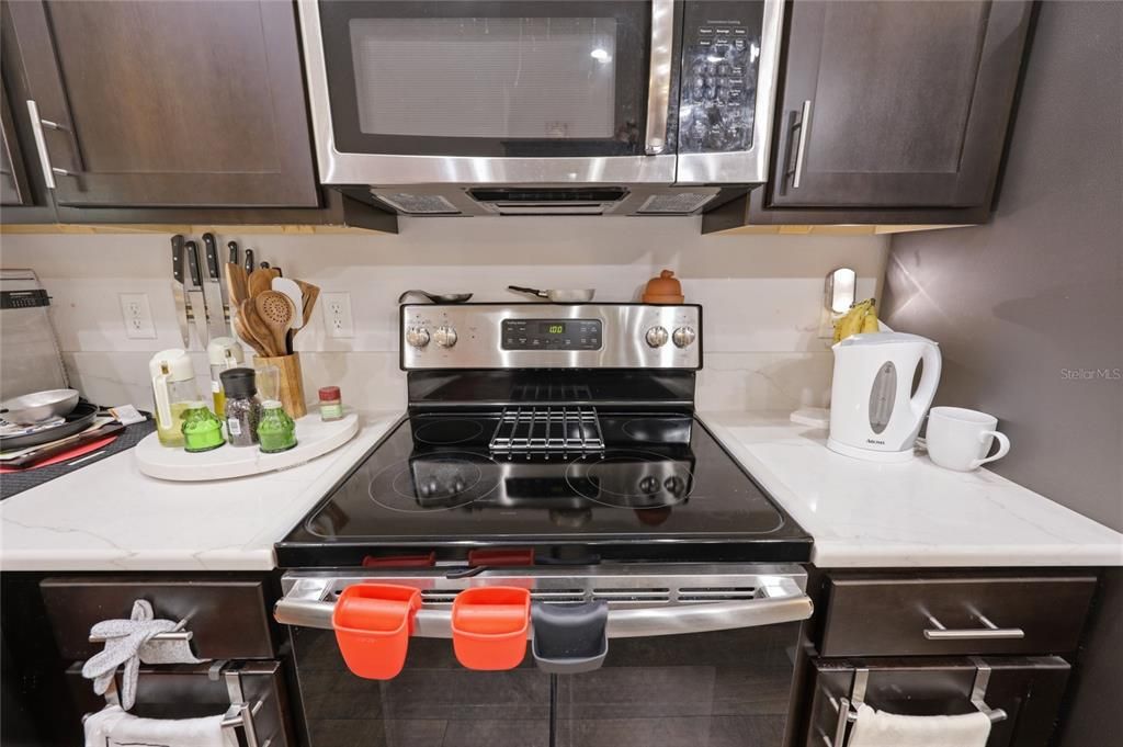 Activo con contrato: $420,000 (3 camas, 2 baños, 1983 Pies cuadrados)