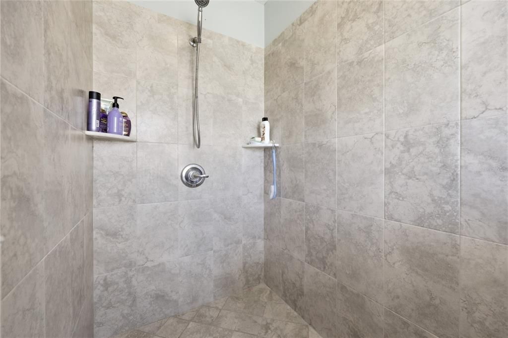 Activo con contrato: $420,000 (3 camas, 2 baños, 1983 Pies cuadrados)