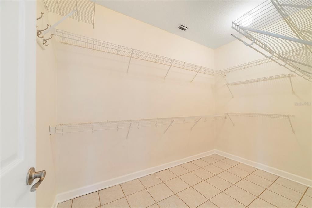 Activo con contrato: $569,000 (4 camas, 2 baños, 2500 Pies cuadrados)