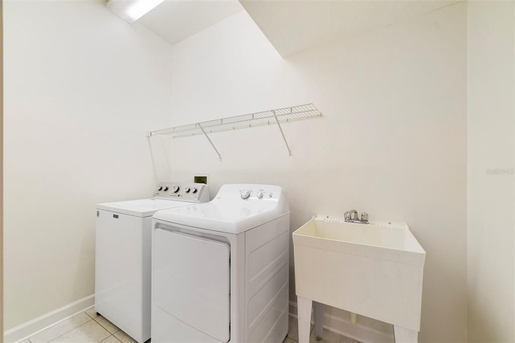 Activo con contrato: $569,000 (4 camas, 2 baños, 2500 Pies cuadrados)