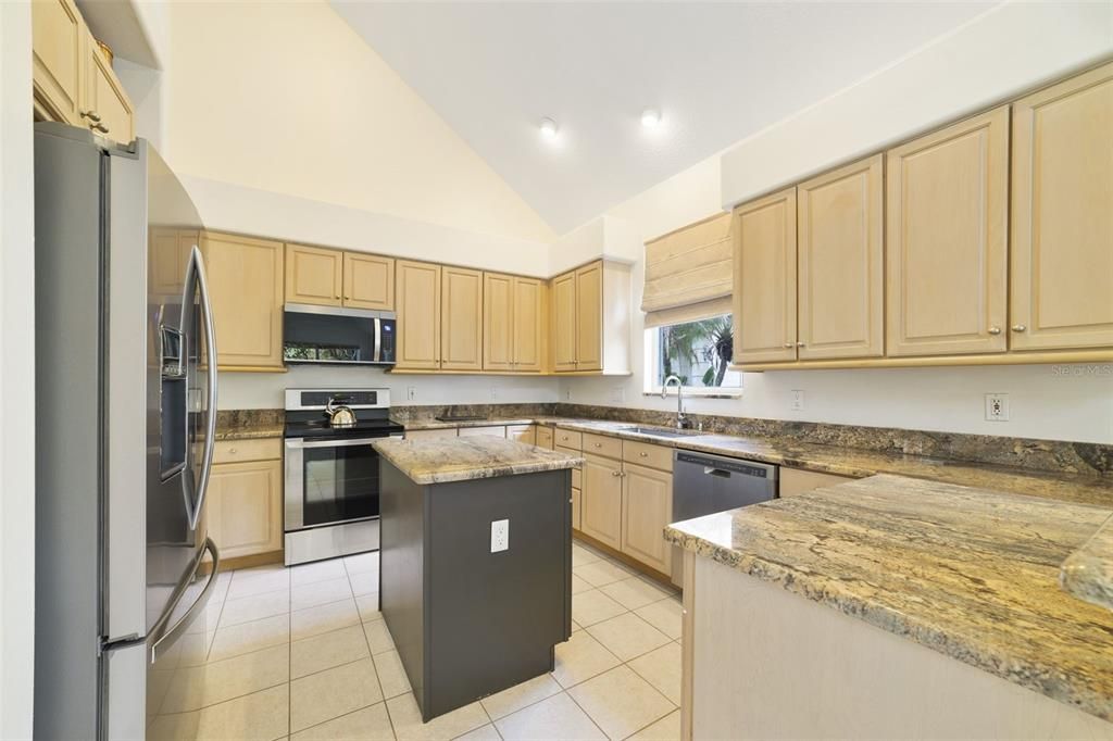 Activo con contrato: $569,000 (4 camas, 2 baños, 2500 Pies cuadrados)