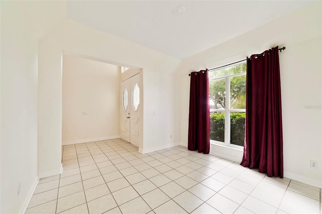 Activo con contrato: $569,000 (4 camas, 2 baños, 2500 Pies cuadrados)