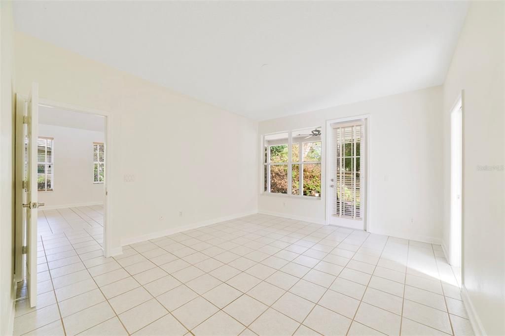 Activo con contrato: $569,000 (4 camas, 2 baños, 2500 Pies cuadrados)