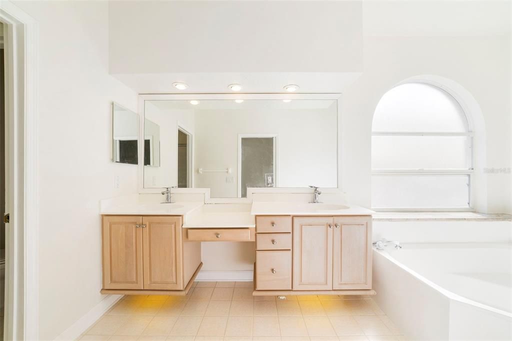 Activo con contrato: $569,000 (4 camas, 2 baños, 2500 Pies cuadrados)