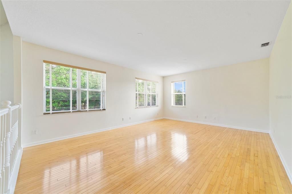 Activo con contrato: $569,000 (4 camas, 2 baños, 2500 Pies cuadrados)