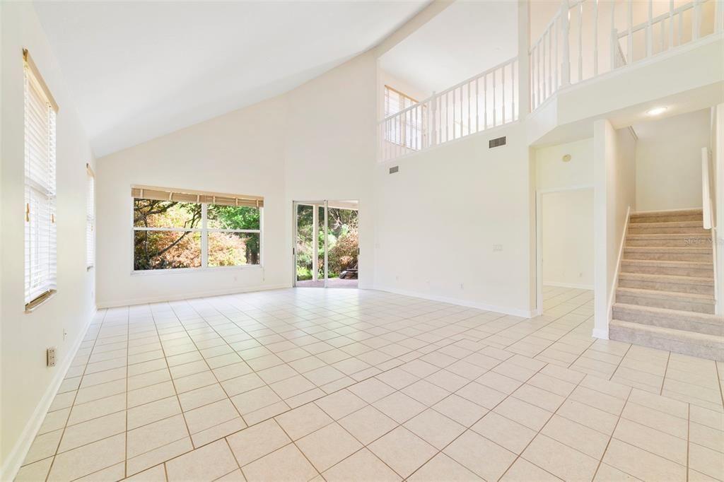 Activo con contrato: $569,000 (4 camas, 2 baños, 2500 Pies cuadrados)