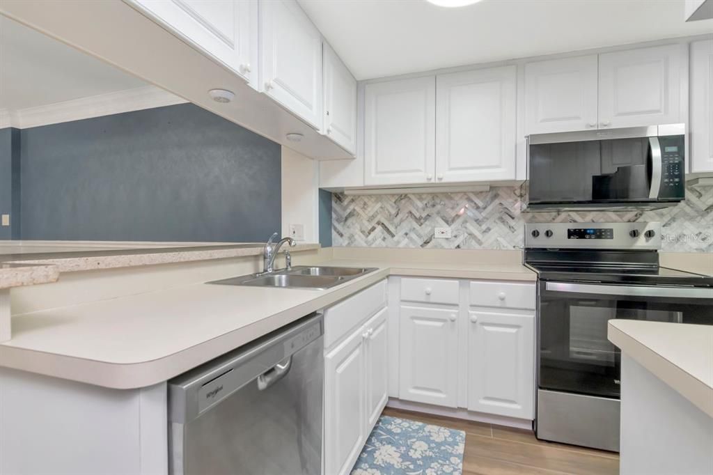 Active With Contract: $199,999 (1 beds, 1 baths, 825 Square Feet)