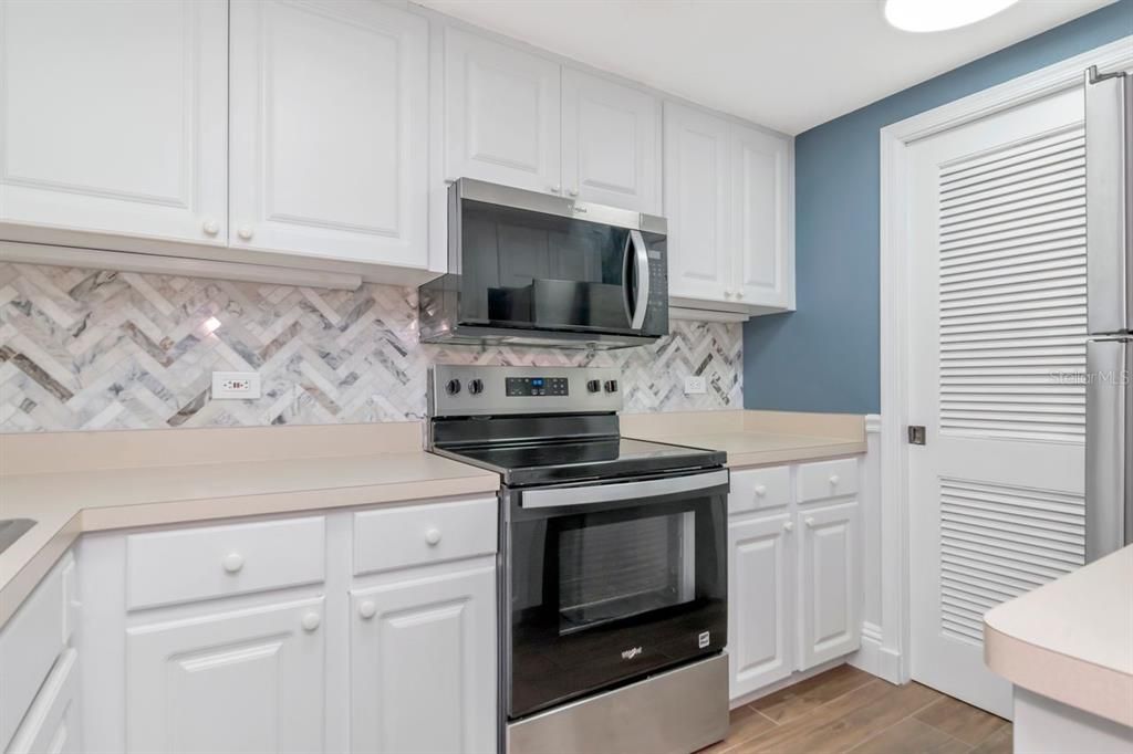 Active With Contract: $199,999 (1 beds, 1 baths, 825 Square Feet)