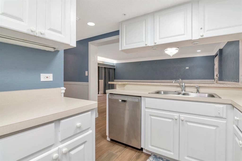 Active With Contract: $199,999 (1 beds, 1 baths, 825 Square Feet)
