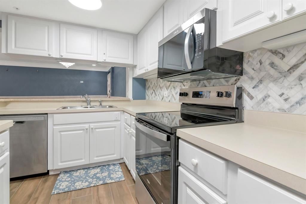 Active With Contract: $199,999 (1 beds, 1 baths, 825 Square Feet)