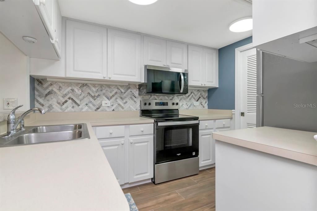 Active With Contract: $199,999 (1 beds, 1 baths, 825 Square Feet)