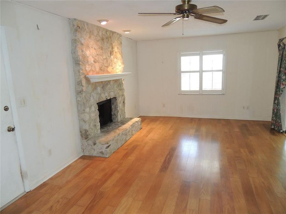 Activo con contrato: $279,000 (3 camas, 2 baños, 1668 Pies cuadrados)