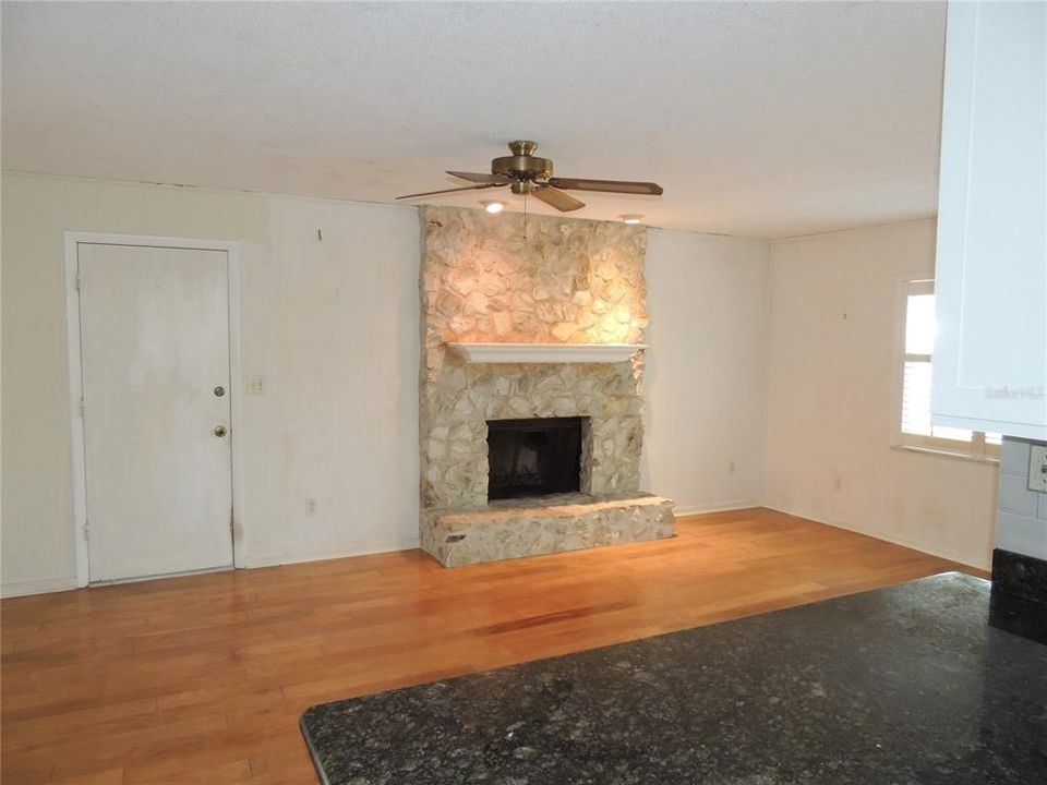 Activo con contrato: $279,000 (3 camas, 2 baños, 1668 Pies cuadrados)