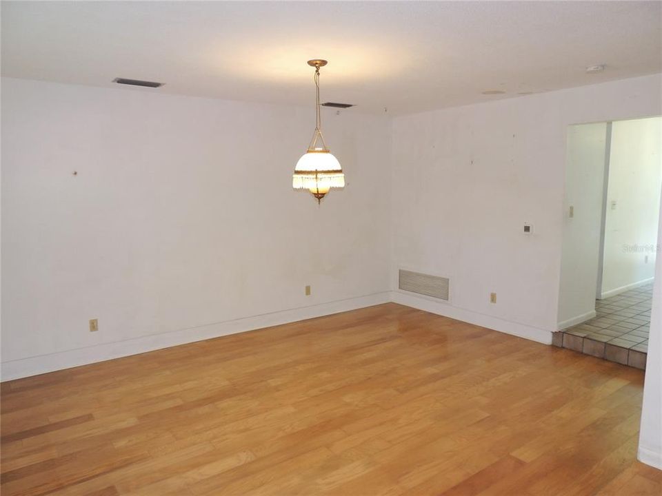 Activo con contrato: $279,000 (3 camas, 2 baños, 1668 Pies cuadrados)