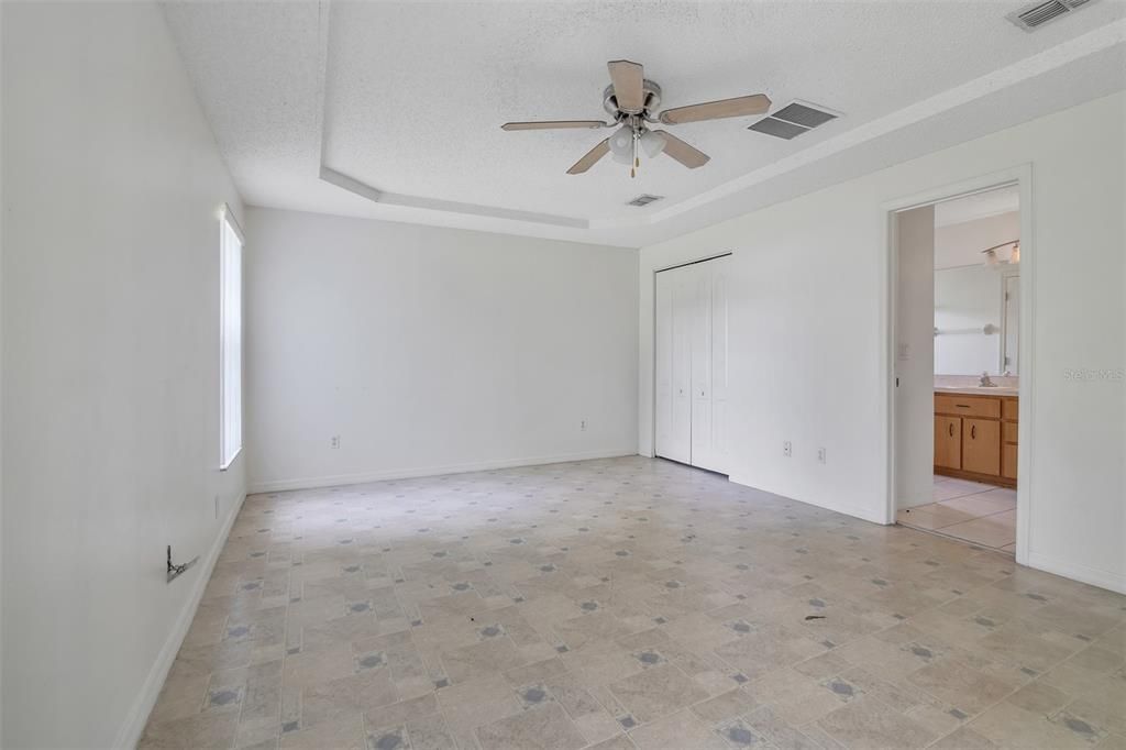 Active With Contract: $230,000 (3 beds, 2 baths, 1563 Square Feet)