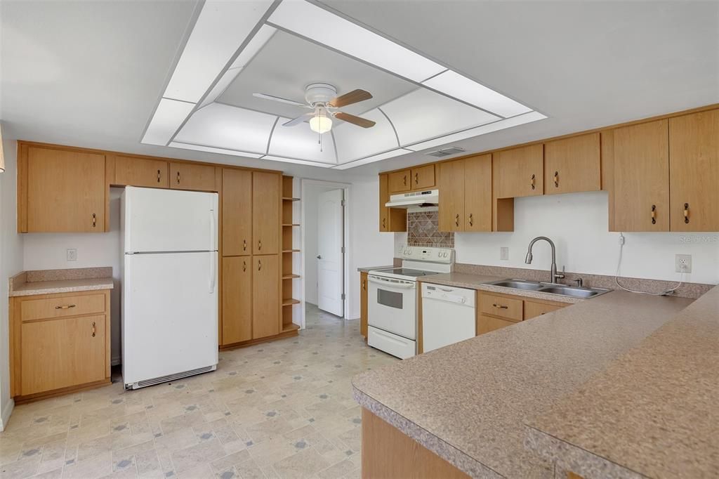 Active With Contract: $230,000 (3 beds, 2 baths, 1563 Square Feet)
