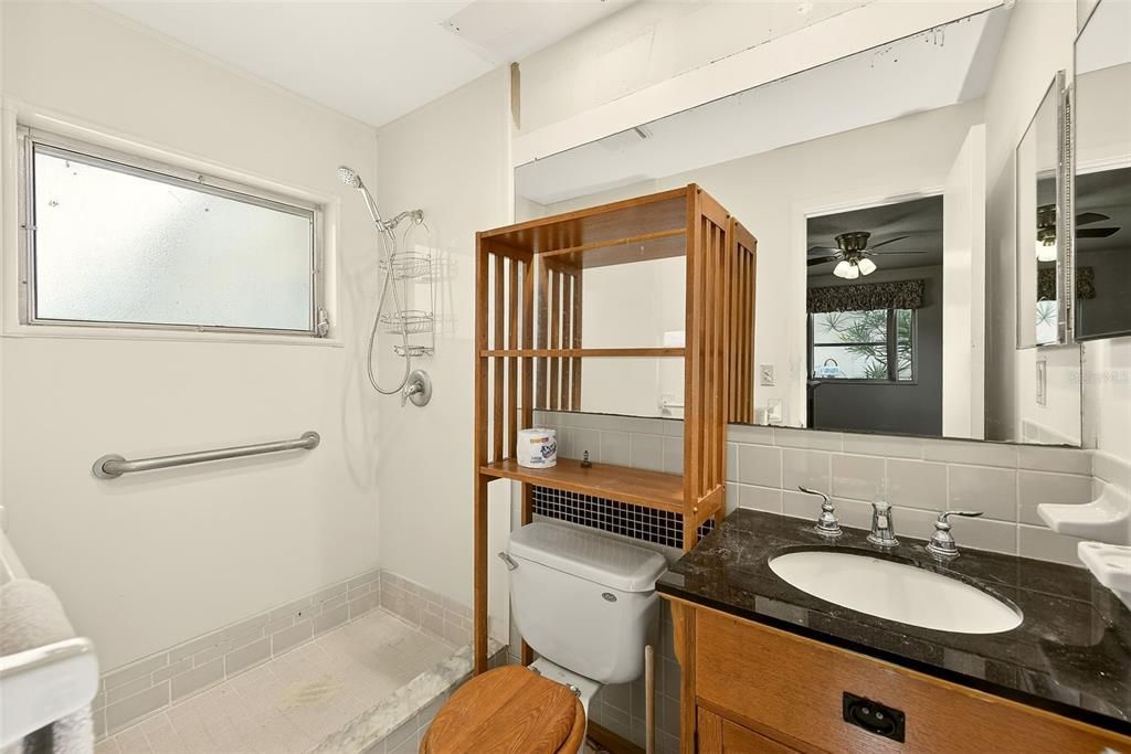 Под контрактом: $214,900 (2 спален, 2 ванн, 990 Квадратных фут)