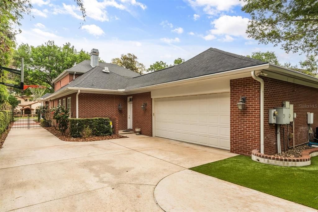 For Sale: $1,995,000 (4 beds, 3 baths, 4304 Square Feet)