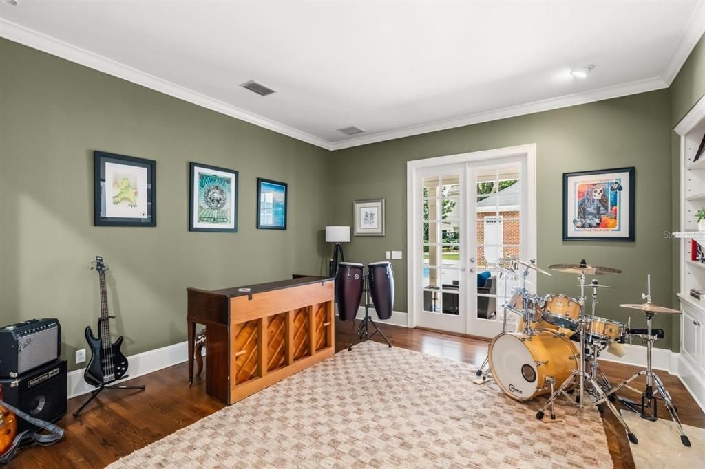 For Sale: $1,995,000 (4 beds, 3 baths, 4304 Square Feet)