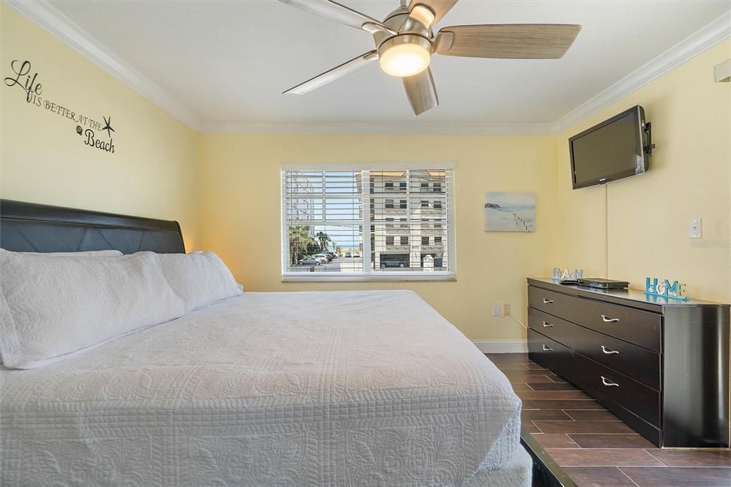 For Sale: $284,000 (1 beds, 1 baths, 620 Square Feet)