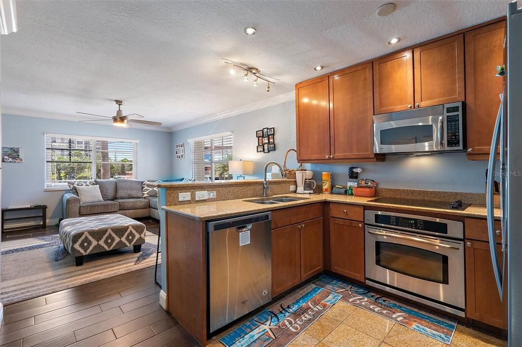 For Sale: $284,000 (1 beds, 1 baths, 620 Square Feet)