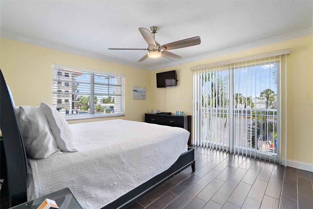 For Sale: $284,000 (1 beds, 1 baths, 620 Square Feet)