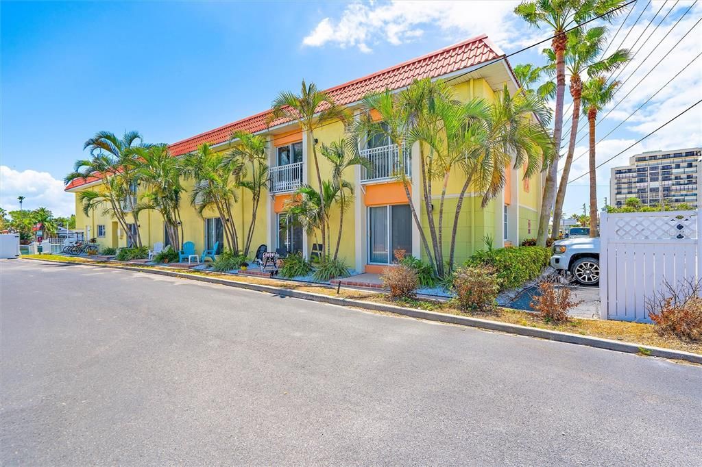 For Sale: $284,000 (1 beds, 1 baths, 620 Square Feet)