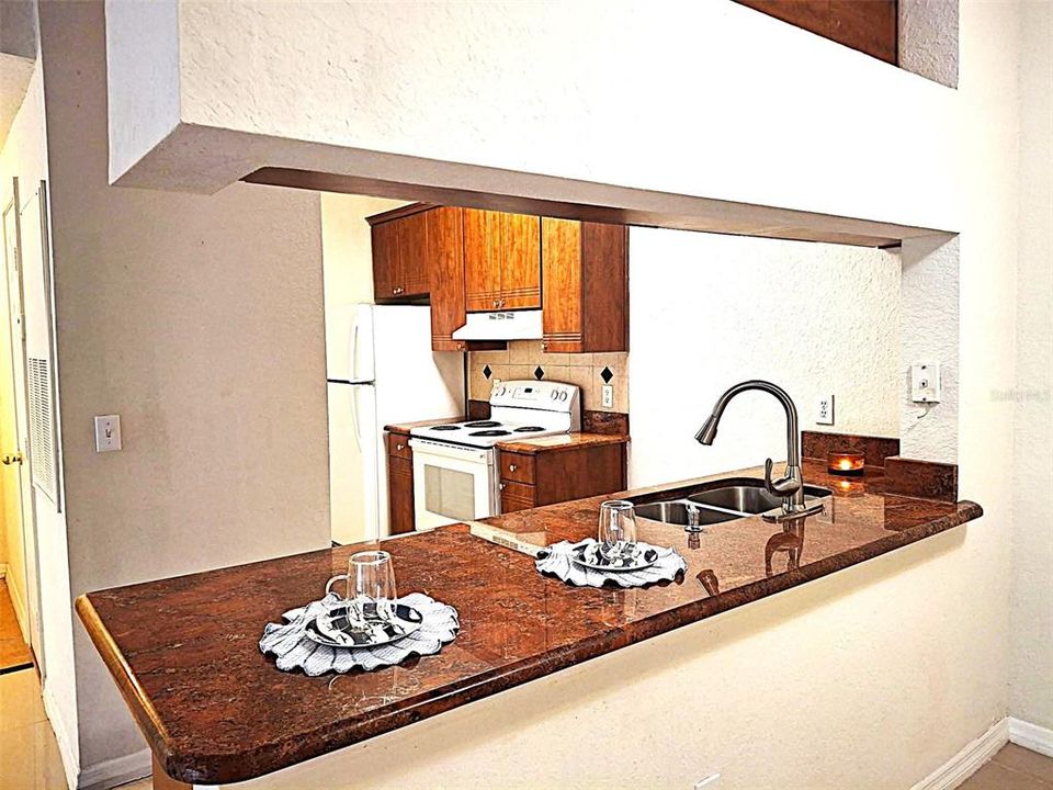 На продажу: $129,000 (2 спален, 2 ванн, 1087 Квадратных фут)