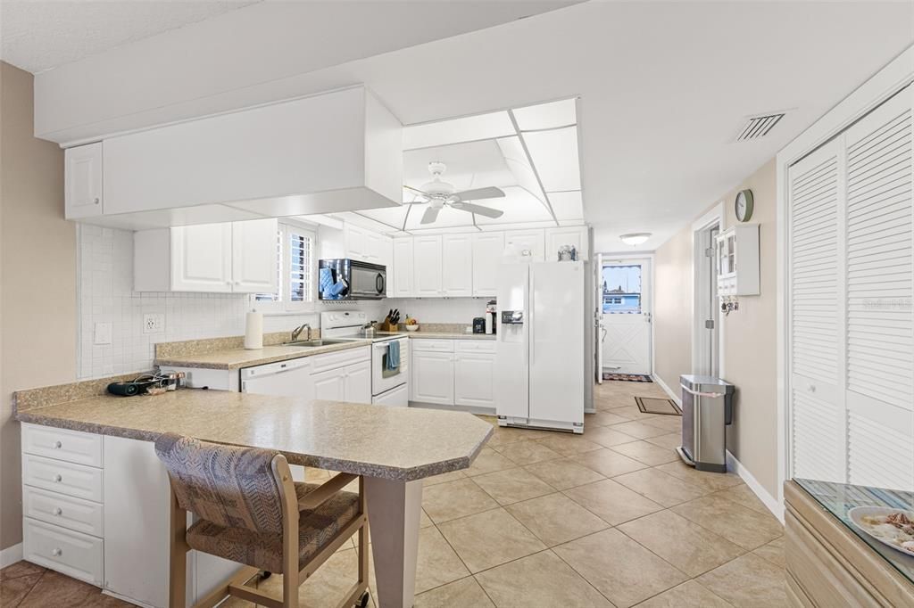 На продажу: $400,000 (2 спален, 2 ванн, 1205 Квадратных фут)