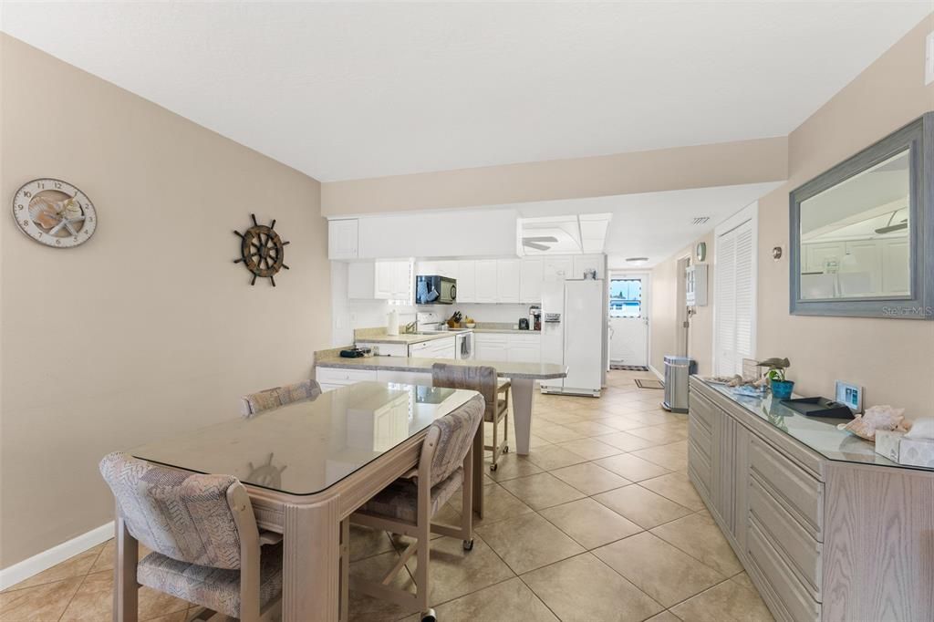 На продажу: $400,000 (2 спален, 2 ванн, 1205 Квадратных фут)