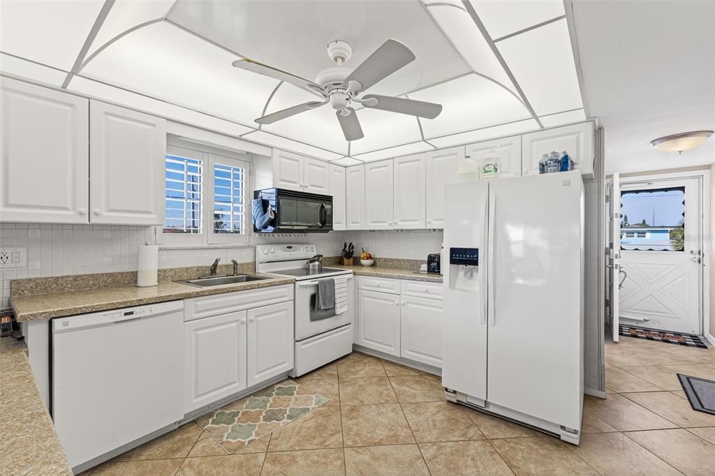 На продажу: $400,000 (2 спален, 2 ванн, 1205 Квадратных фут)