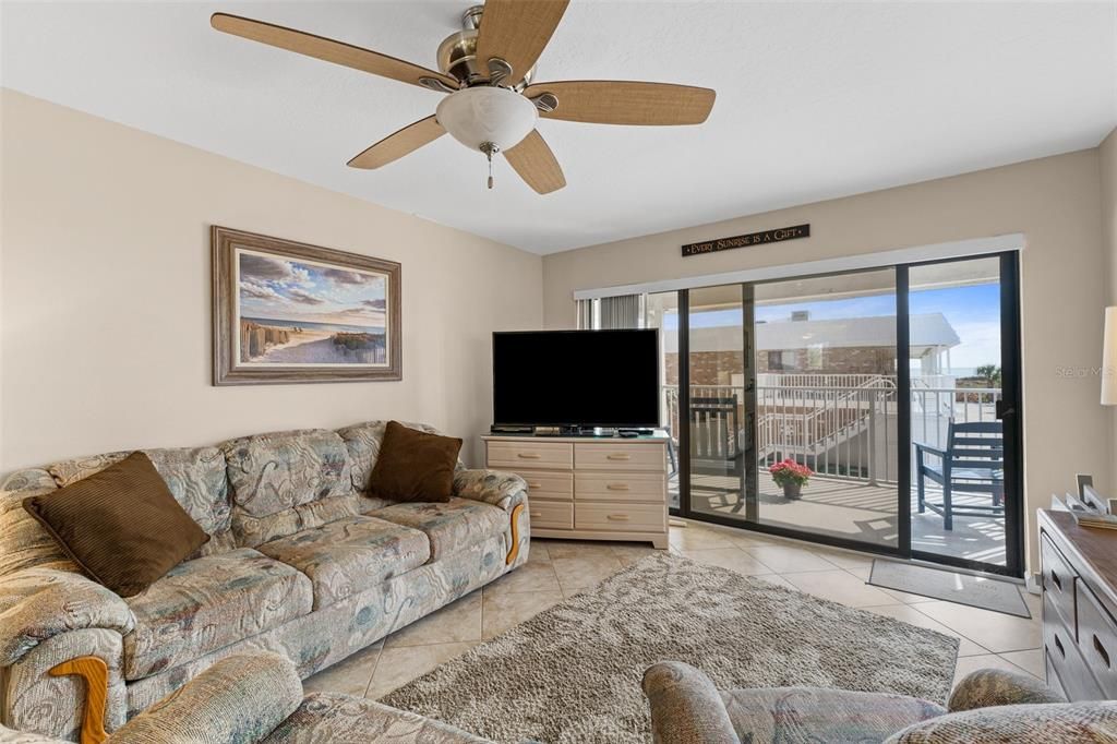 На продажу: $400,000 (2 спален, 2 ванн, 1205 Квадратных фут)