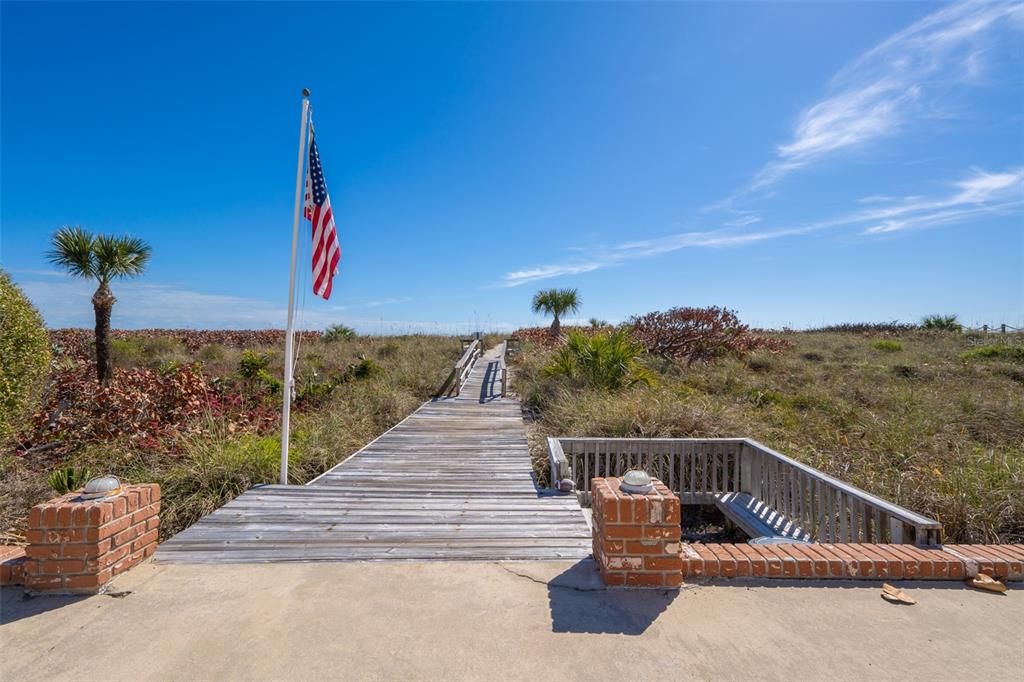 На продажу: $400,000 (2 спален, 2 ванн, 1205 Квадратных фут)