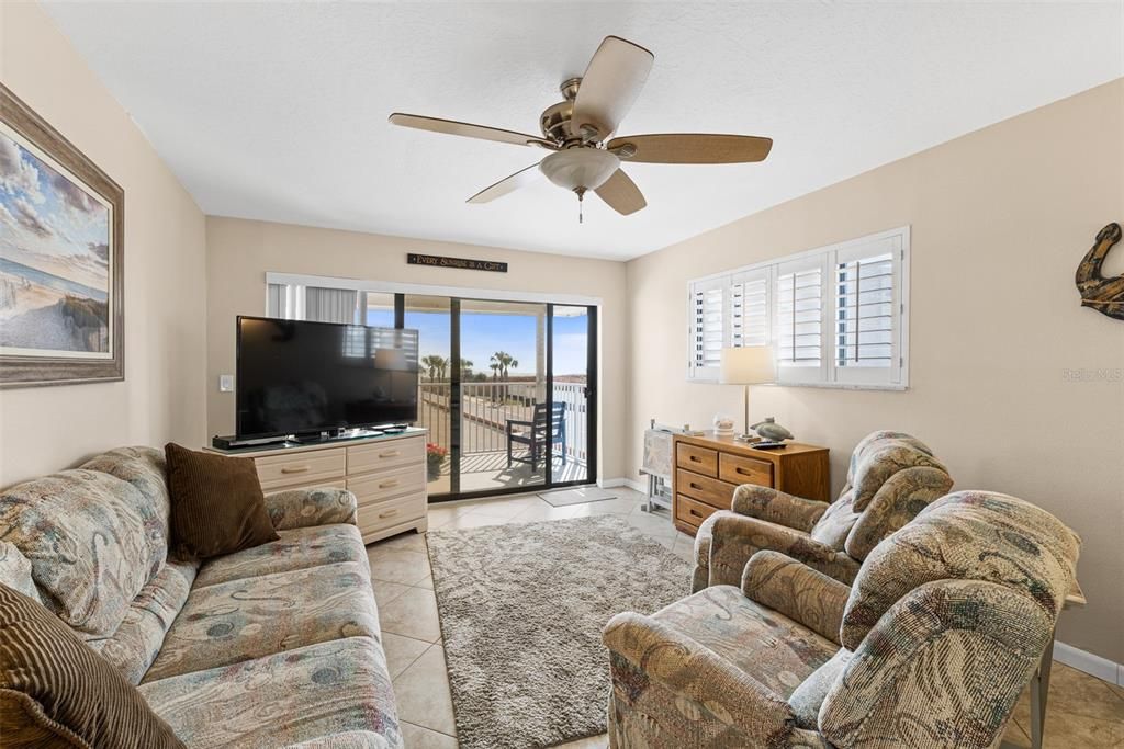 На продажу: $400,000 (2 спален, 2 ванн, 1205 Квадратных фут)