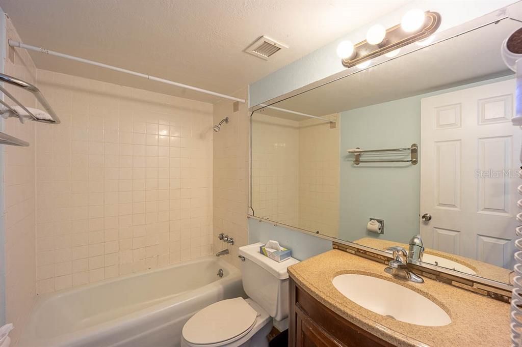 Под контрактом: $119,999 (1 спален, 1 ванн, 402 Квадратных фут)