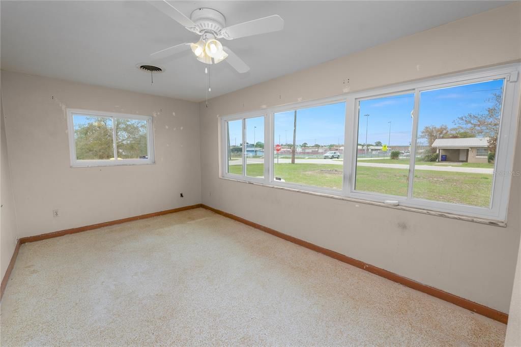 合同活跃: $215,000 (3 贝兹, 2 浴室, 1600 平方英尺)
