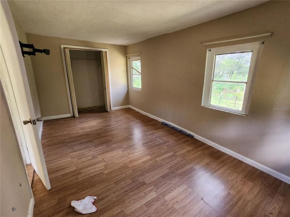 待售: $99,900 (4 贝兹, 3 浴室, 2114 平方英尺)