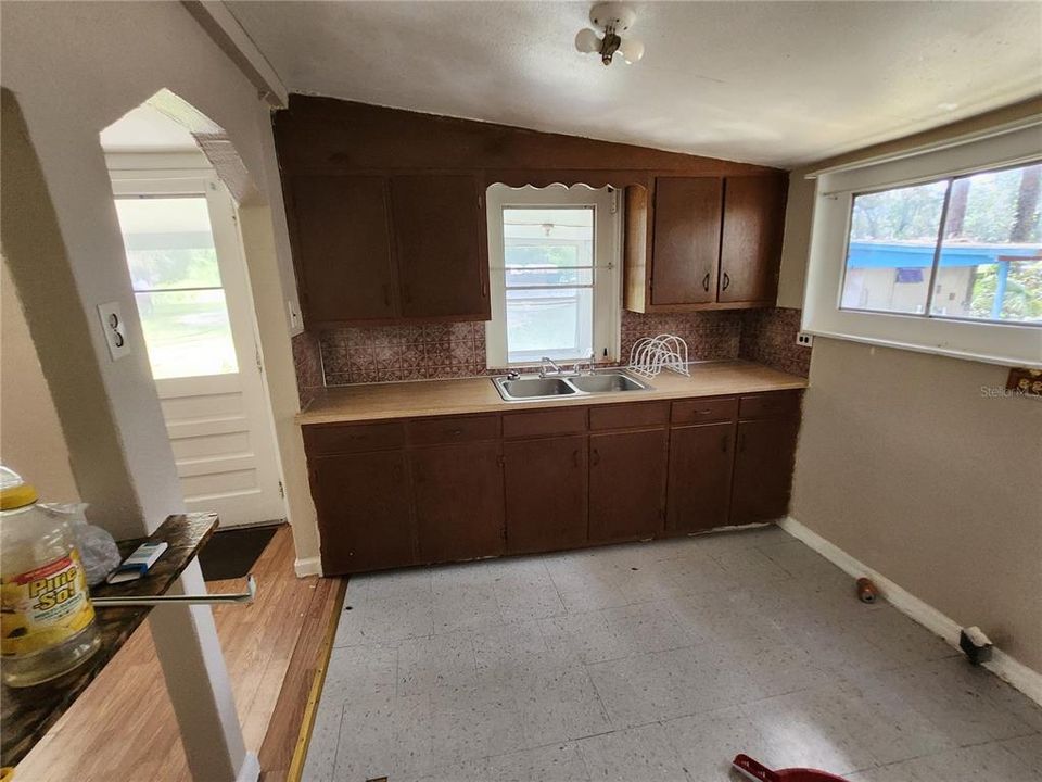 待售: $99,900 (4 贝兹, 3 浴室, 2114 平方英尺)