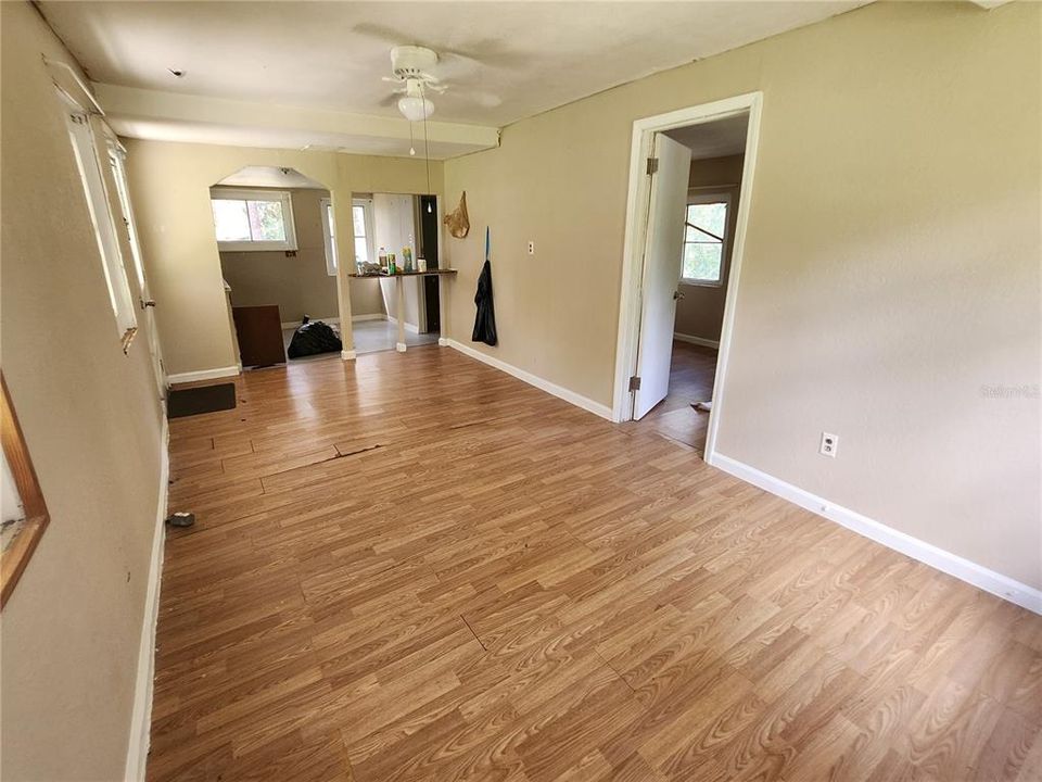 待售: $99,900 (4 贝兹, 3 浴室, 2114 平方英尺)