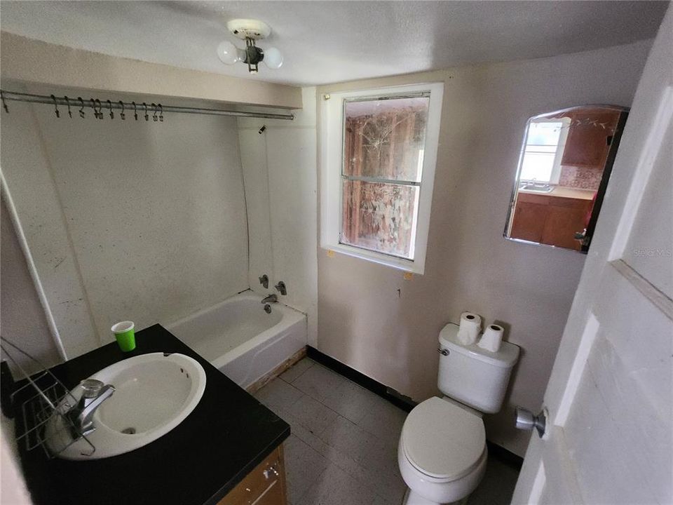 待售: $99,900 (4 贝兹, 3 浴室, 2114 平方英尺)