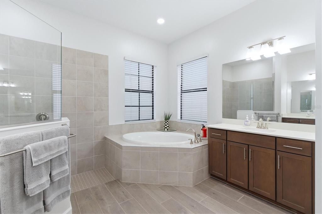 For Sale: $859,900 (4 beds, 3 baths, 2553 Square Feet)