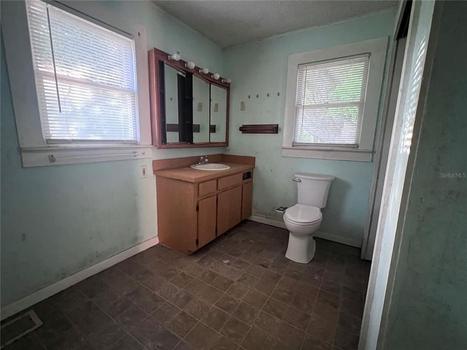 For Sale: $229,900 (2 beds, 1 baths, 936 Square Feet)