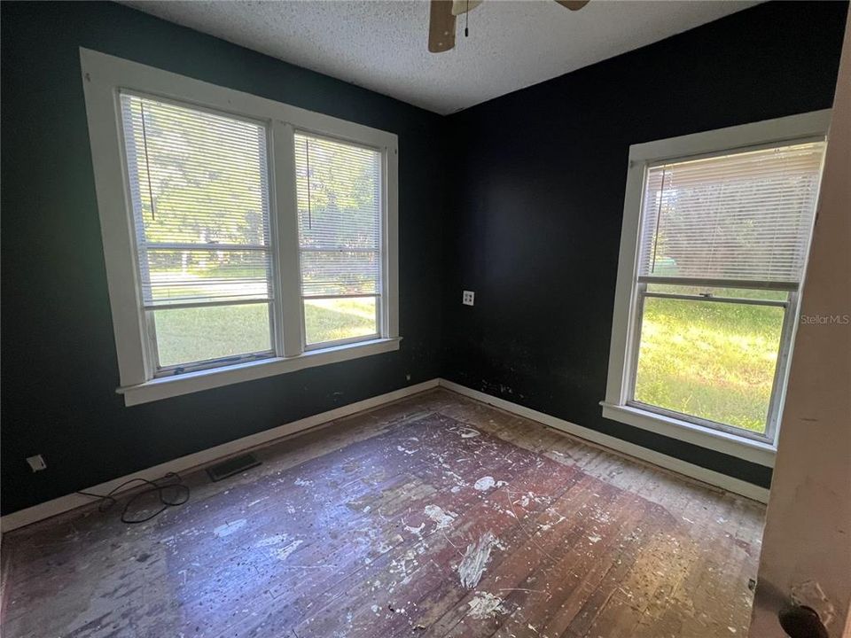 For Sale: $229,900 (2 beds, 1 baths, 936 Square Feet)